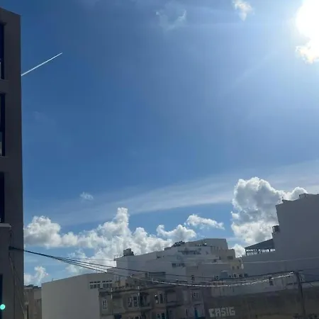 Cozy With Private Bathroom And Balcony Views Gzira