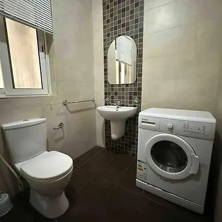 Cozy With Private Bathroom And Balcony Views