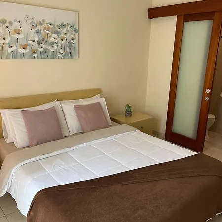Cozy With Private Bathroom And Balcony Views Couette-café *