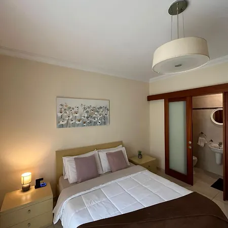 Cozy With Private Bathroom And Balcony Views Gzira