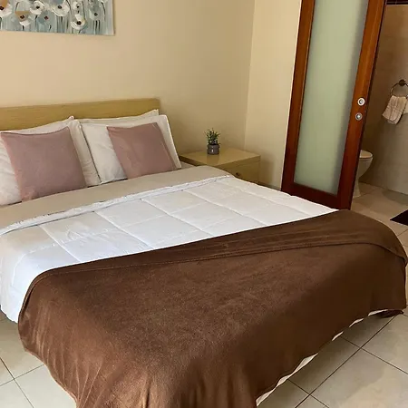 Cozy With Private Bathroom And Balcony Views Couette-café *