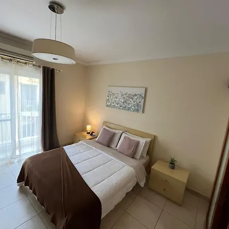 Cozy With Private Bathroom And Balcony Views Couette-café