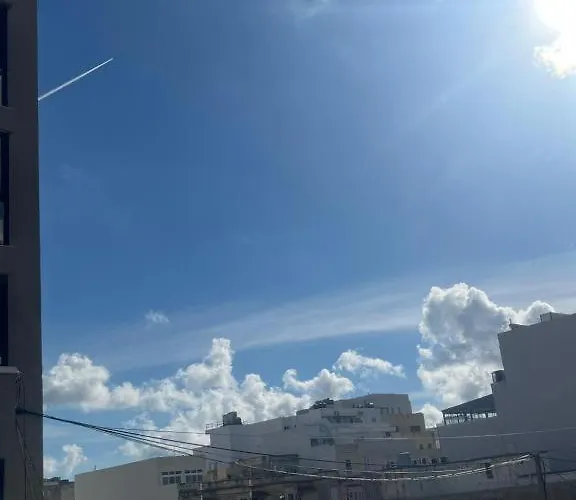 Cozy With Private Bathroom And Balcony Views Gżira