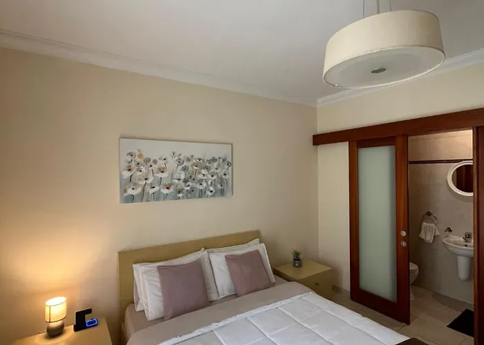 Cozy With Private Bathroom And Balcony Views Gżira