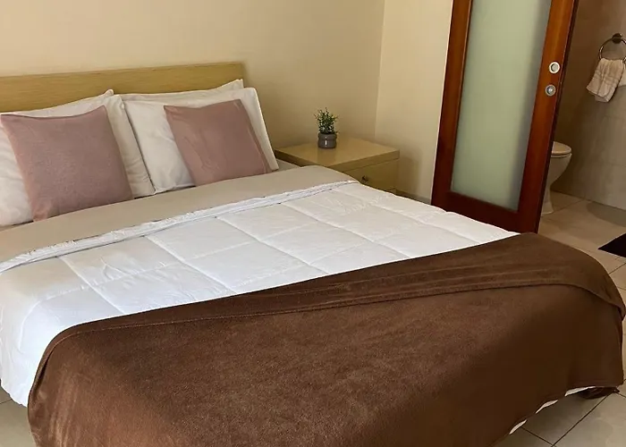 Cozy With Private Bathroom And Balcony Views Panzió *