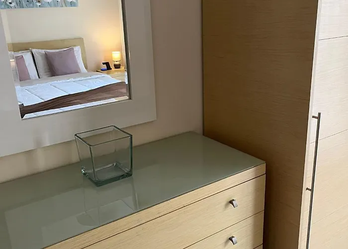 Panzió Cozy With Private Bathroom And Balcony Views