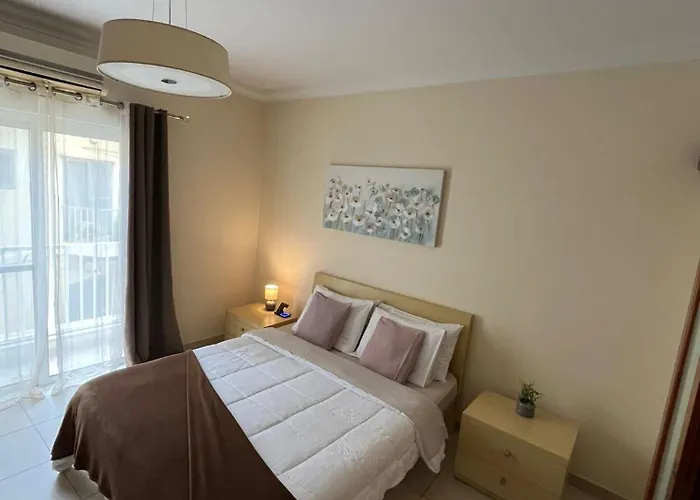 Cozy With Private Bathroom And Balcony Views Panzió